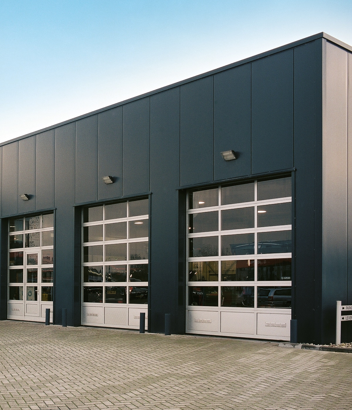 Moderne Tore im Trockenbau: Präzise Installation und passgenaue Integration für funktionale und ästhetische Raumlösungen in privaten und gewerblichen Bereichen. Ihr zuverlässiger Partner im Innenausbau. Nielsen Innenausbau.